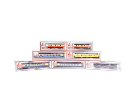A collection of x7 Lima OO gauge model railway rolling stock coaches and wagons comprising; No. 305351W GWR Siphon G Parcels 