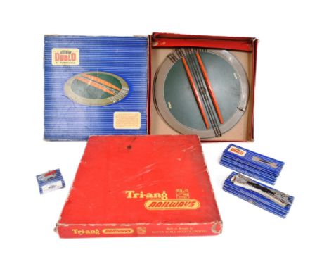 Collection of assorted Hornby Dublo and Triang OO gauge model railway trainset trackside accessories, to include: Hornby Dubl