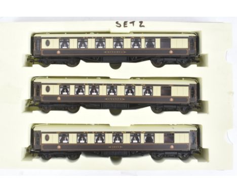 Model Railway - a rake of x3 Hornby OO gauge model railway trainset locomotive Pullman coaches / carriages from R1038 compris