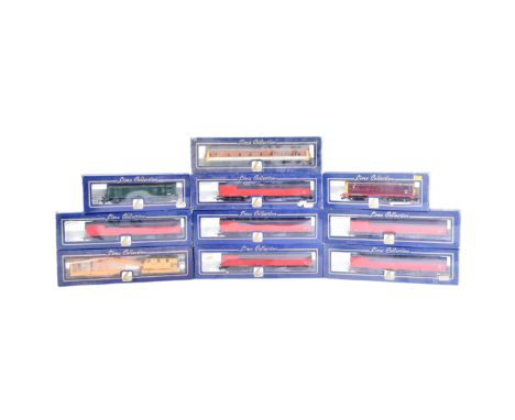 Model Railway - a collection of Lima OO gauge model railway diesel trainset locomotives and a selection of coaches / carriage