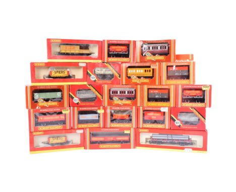 Model Railway - a collection of x20 Hornby OO gauge model railway trainset locomotive rolling stock to include; R035 Hornby 1