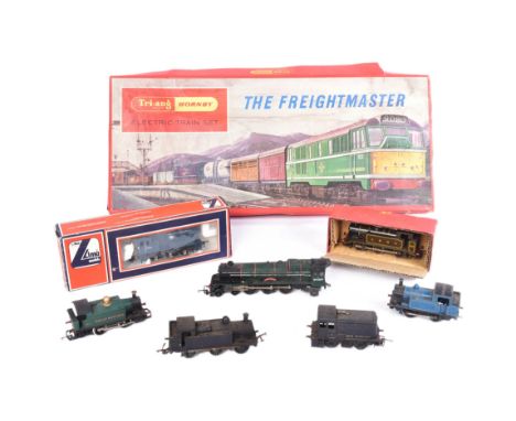 Model Railway - an original Triang OO gauge model railway trainset locomotive No. RS.51 Freightmaster along with a selection 