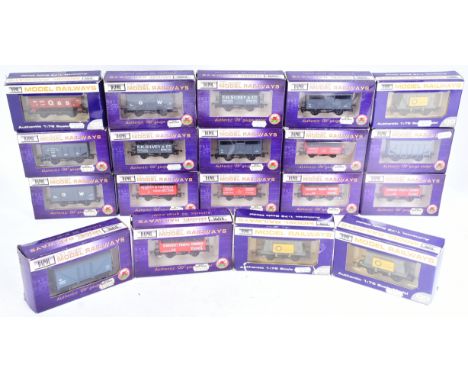 Model Railway - a collection of Dapol made OO gauge model railway trainset locomotive rolling stock to include; GWR Fruit Van