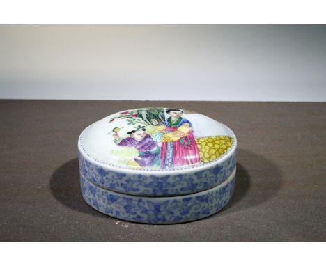 Enamel China , Min Guo period (1912 - 1949) Dimensions: Height 5,5 cm by 10 cm by 8 cm Weight: 250,1 grams Small rouge box wi