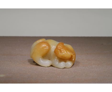 China , Ming DynastyDimensions: Length 5,3 cm by 2,5 cmWeight: 81,1 gramsSmall jade figure of a prostrate beast similar to a 
