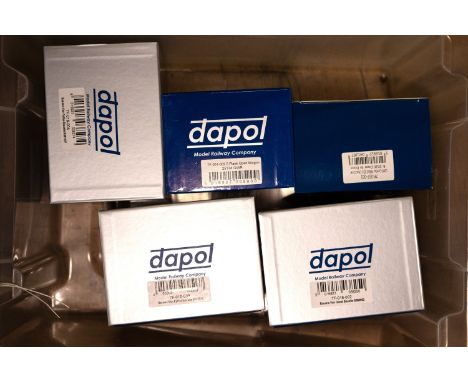 5 Dapol "British O Gauge Wagon" freight rolling stock.  2x Banana Van Fyffes Bauxite B881127. Banana Van Geest Bauxile B88095