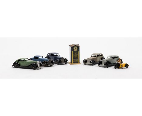 5 Dinky Toys Cars. 2x Rolls Royce (30b) in dark blue and fawn. Rover (36d) in green. Humber Vogue (36c) in light grey. Plus a