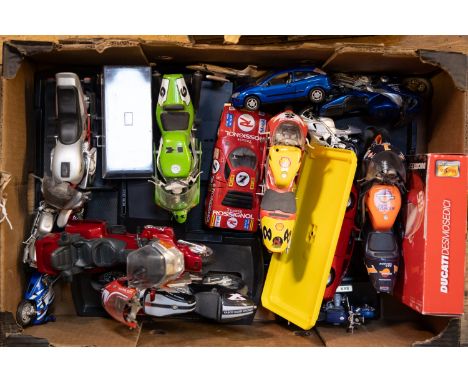 A quantity of various makes. 7x 1:18 scale - 2x Bburago Volkswagen Beetle and a Lamborghini Diablo. ERTL European Classics 19