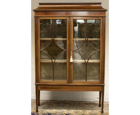 Edwardian Sheraton revival satinwood crossbanded and boxwood strung mahogany display cabinet, with caddy top above two astrag