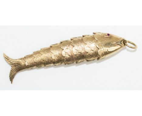 9ct yellow gold articulated fish pendant with ruby eyes, stamped 375, L9cm, 22.5g 