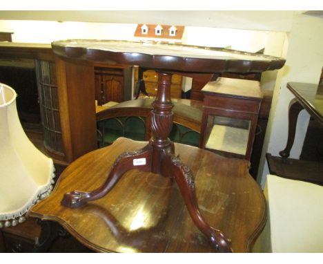 Good quality reproduction mahogany pedestal coffee table, the shaped moulded tilt top above a wrythen turned column support a