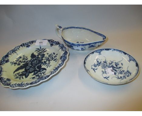 Worcester First Period blue and white dish (a/f), a similar sauce boat and saucer (a/f)