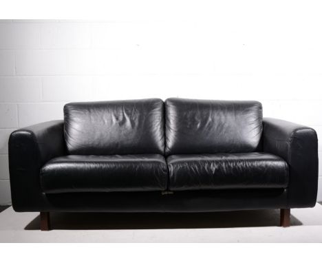 Two-seater modern black leather sofa, width 190cm, depth 88cm.