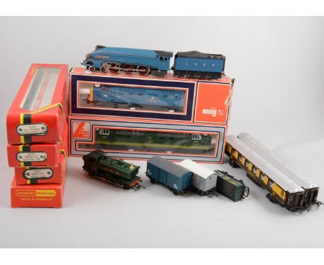 00 gauge railways, including Sir Nigel Gresley no.7 locomotive and tender, X392 GWR no.8751 engine, other passenger coaches, 