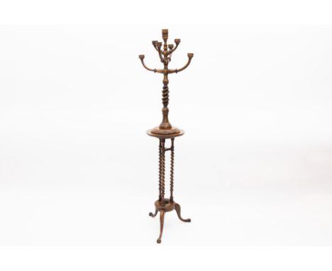 19th Cent. English Victorian occasional table with a candelabra in walnutNegentiende eeuws Victoriaans bijzettafeltje met kan