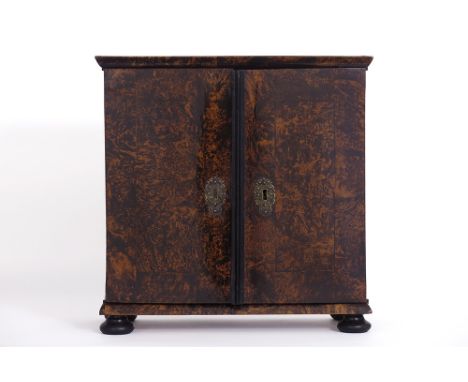 18th Cent. collector's item from Liège : small cabinet with end grain veneer and tortoiseshell-trompe l'oeilLUIK - 18° EEUW k