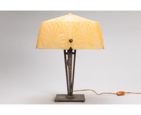 French Schneider Art Deco lamp with base in in wrought iron and with a typical glass shadeSCHNEIDER Franse Art Deco-lamp met 
