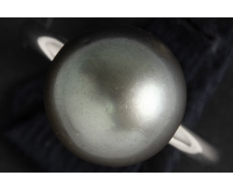 ring in white gold (18 carat) with one beautiful Tahiti pearl with nice colorSolitair gezette Tahiti-parel met een diameter v