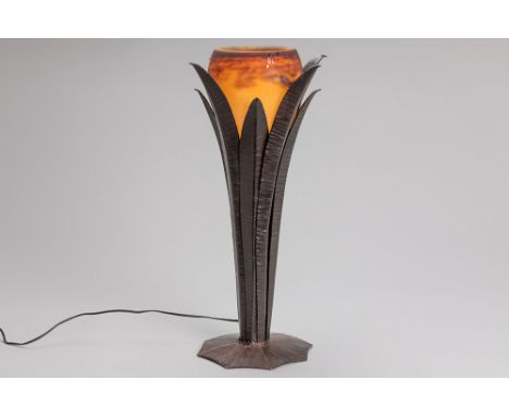 Degué signed Art Deco lamp with base in wrought iron and flower shaped pâte de verre shade DEGUE Art Deco-lamp met voet in sm