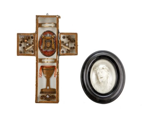 pipe clay bust of Christ and a cross shape with wax bust (folk art)Lot (2) met een pijpaarden Christusbuste en een kruisvorm 