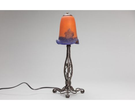 Primerose signed Art Deco lamp in wrought iron and pâte de verrePRIMEROSE Art Deco-lamp met voet in fijn uitgewerkt smeedijze