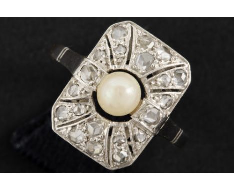 Art Deco ring in grey gold (18 carat) with a central small pearl surrounded by rose cut diamondsArt Deco-ring in grijs goud (