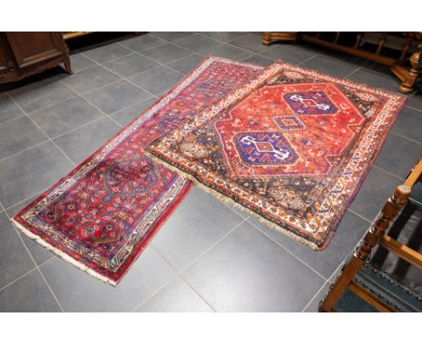 two Persian rugs : a Hamadan runner and a ChirazLot van twee Perzische tapijten : een Hamadan-loper ( 93 x 325) en een Chiraz