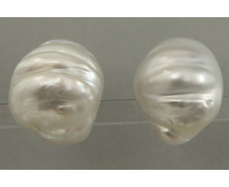 pair of earrings in white gold (18 carat) each with a quite big baroque shaped South Sea pearlPaar oorbellen in witgoud (18 k