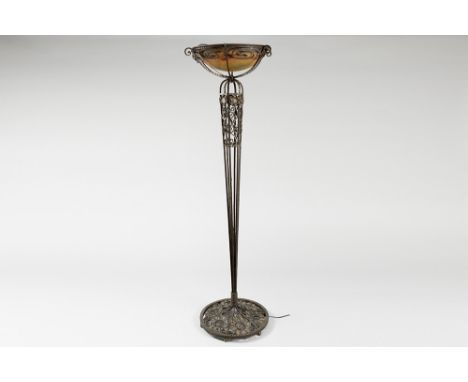 nice Degué signed Art Deco floor lamp with base in wrought iron and a bowl in pâte de verreDEGUE mooie staande Art Deco-lamp 