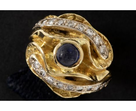 vintage ring in yellow gold (18 carat) with a ca 0,30 carat sapphire and ca 0,20 carat of high quality 8/8 cut diamondsVintag