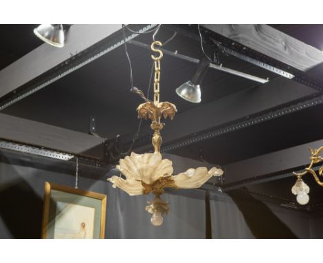 quite special small chandelier in gilded bronze and glassApart klein 'antiek' lustertje in gedoreerde brons met drie schelpvo
