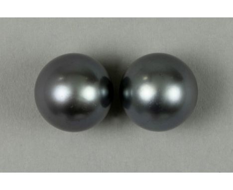 pair of earrings in white gold (18 carat) each with a very nice Tahiti pearlPaar oorbellen in witgoud (18 karaat) telkens met