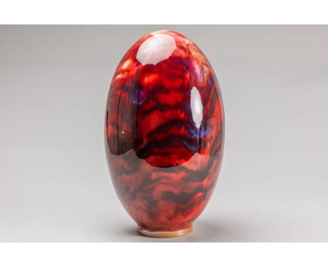 Chinese egg-shaped item in "oxblood glazed" porcelainChinees eivormig object in porselein met "Sang de boeuf"-glazuur  -  hoo