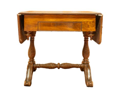 antique English sofa table in mahoganyAntieke Engelse sofatafel in acajou met lade, typische klapbladen en mooi getorste pote
