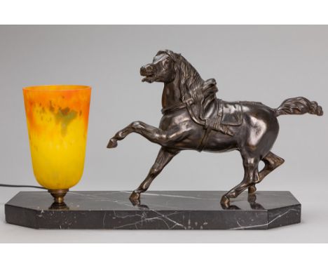 presumably French Art Deco lamp with a metal horse sculpture and a shade in pâte de verreArt Deco-lamp met een sculptuur in g