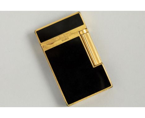 S.T. Dupont marked lighter in vermeil and black lacquerS.T.DUPONT aansteker in vermeil en zwarte lak gemerkt 