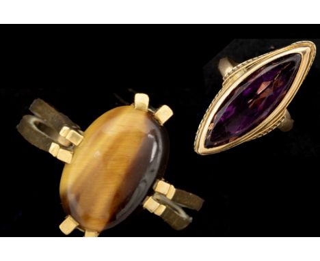 two fifties' vintage rings in yellow gold (18 carat), one with a cat eye cabochon and one with a synthetic stoneLot van twee 