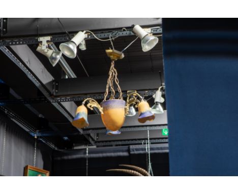 illegibly marked Art Deco chandelier with its bowl in pâte de verre and gilded bronze mounting Onleesbaar gemerkte Art Deco-l