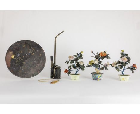 antique Japanese plate in bronze with a decor with silver and gold, two Chinese jardinières &amp; a Chinese opium pipeLot (4)