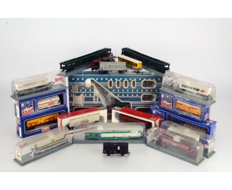 French SNCF HO Gauge Crane and Freight Stock by Jouef, mainly boxed or cased, 6963 Cockerill 85 Tonnes crane pack, 657600 car