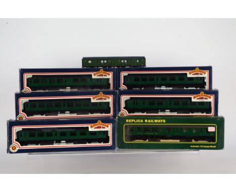 OO Gauge Bachmann SR and BR Southern Coaches and Luggage/Parcel Van, boxed Bachmann BR SR Bullied coaches, 34-501 (2), 34-551