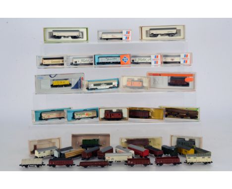 N Gauge Continental Freight Stock, various examples, in various liveries, refrigerated vans, cased by Roco 25364 (2), 25365, 