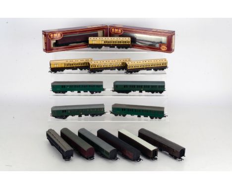 OO Gauge Triang Multiple Units and Other Coaches and Vans, mainly unboxed, Triang, three car BR green multiple unit and two S