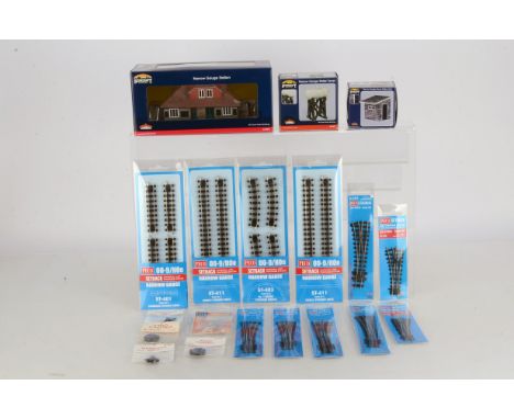 Peco 00-9/H0e Track and Bachmann Narrow Gauge Scenecraft, Peco track, all packaged appears unused, ST-401 pack of eight strai