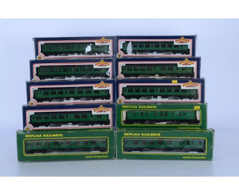 Bachmann and Replica Railways OO Gauge SR and BR Green Coaching Stock, all boxed, Bachmann Bullied coaches in Malachite green