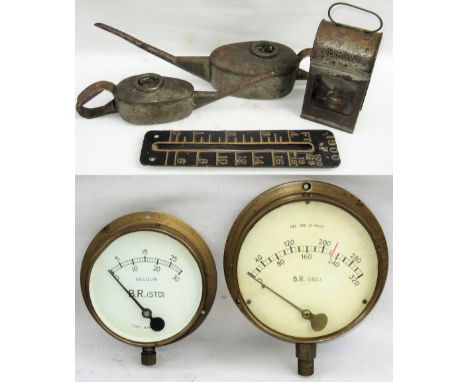 A lot containing various locomotive items. 1 x BR(W) Gauge Glass Lamp complete. 2 x Drivers Oil Cans. Brass tender gauge plat