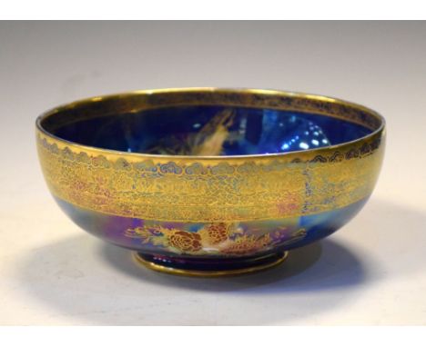 W &amp; R Carltonware bowl having typical Chinese style decoration, 15cm diameter Condition: Some rubbing to the gilding part