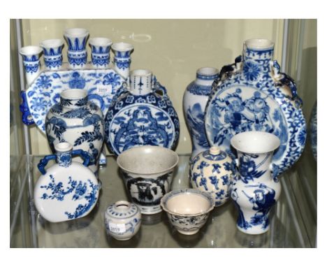 Group of 19th/early 20th Century Chinese blue and white ceramics, to include porcelain Meiping vase decorated with scholars, 