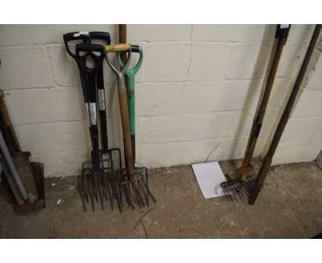 Mixed lot of garden tools to include various garden forks and a vintage hay fork