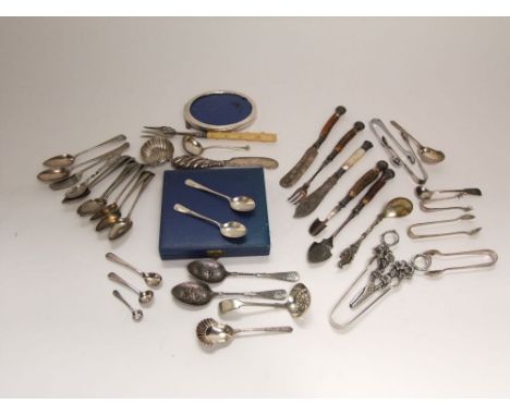 A mixed collection of silver to include a cased set of six silver tea spoons, silver letter knife, silver salt in the shape o